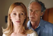 Paul (August Zirner) bittet seine Frau Eva (Katja Flint) um eine zweite Chance.