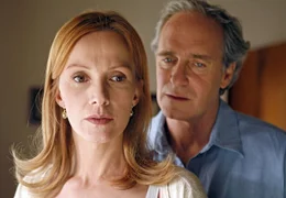 Paul (August Zirner) bittet seine Frau Eva (Katja Flint) um eine zweite Chance.