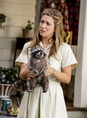 Zoe Perry (Mary Cooper).