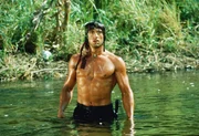 Nur sp&auml;rlich bewaffnet macht sich Rambo (Sylvester Stallone) auf die Suche nach dem feindlichen Lager.