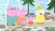 Mama und Papa Wutz (li.) gehen mit Peppa und Schorsch (mi.) in den botanischen Garten. Frau Löffel (re.) führt sie im Kalthaus herum. Mama und Papa Wutz (li.) gehen mit Peppa und Schorsch (mi.) in den botanischen Garten. Frau Löffel (re.) führt sie im Kalthaus herum.