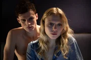 Ein m&ouml;rderisches Paar: Mac (Ruairi O&acute;Connor) und Sylvia (Naomi Battrick) suchen nach ihren n&auml;chsten Opfern.