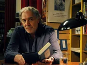 Arthur (Christian Kohlund) stellt sein neues Buch vor.
