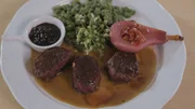 Hauptgang vom Berghotel Sonnenklause bei Sonthofen: Medaillons von der heimischen Gams, gebraten in Fichten&ouml;l und mit Maiwipfel Syrup glasiert. Dazu Brennnesselsp&auml;tzle, eine in M&auml;des&uuml;&szlig; pochierte Rotweinbirne mit unserem Vogelbeer-Chutney. Dazu Holunderbeeren-Chutney und eine frittierte Bl&uuml;te der wilden M&ouml;hre.