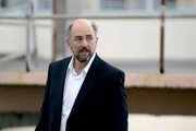 Phillip Cowan (Richard Schiff) ist vielleicht einer der wichtigsten Informanten. Ob der Mann im Besitz der gesuchten Informationen ist?