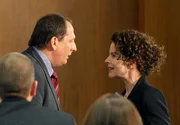 Dr. Watzmann (Thomas K&uuml;gel) versucht, Hannah (Gudrun Landgrebe) f&uuml;r einen wichtigen Posten zu gewinnen.