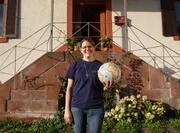 Sr. Maria studiert Biologie und Theologie auf Lehramt, ist aber keine normale Studentin. Sie ist Steyler Missionarin in Bötzingen – ein moderner Orden, der es den Schwestern freistellt, die Ordenskleidung zu tragen. Sr. Maria verzichtet darauf, da ihr die zivile Kleidung hilft, den Bedürftigen anderer Glaubensrichtungen zu helfen. Sr. Maria studiert Biologie und Theologie auf Lehramt, ist aber keine normale Studentin. Sie ist Steyler Missionarin in Bötzingen – ein moderner Orden, der es den Schwestern freistellt, die Ordenskleidung zu tragen. Sr. Maria verzichtet darauf, da ihr die zivile Kleidung hilft, den Bedürftigen anderer Glaubensrichtungen zu helfen.