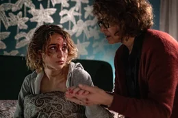 Dass ausgerechnet Julia (Barbara Auer, rechts) ihr zu Hilfe kommt, ist f&uuml;r Claire (Cosima Henman, links) eine &Uuml;berraschung.