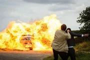 Erik (Alexander W&uuml;st) und Richard (Silvan-Pierre Leirich) k&ouml;nnen sich in letzter Sekunde vor dem explodierenden Auto in Sicherheit bringen und sind in dem Glauben, dass sich Simone und Isabelle in dem brennenden Wrack befinden...
