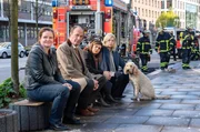Die Kanzlei ist abgebrannt: Gudrun (Katrin Pollitt), Markus Gellert (Herbert Knaup), Yasmin (Sophie Dal), Isa von Brede (Sabine Postel) und Hund Teddy sitzen fassungslos auf der Stra&szlig;e (v.l.n.r.)