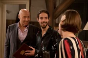 Eine Überraschung jagt die nächste, Patenonkel Franz (Edgar-M. Marcus, li.) lässt sich nicht lumpen. Albert (Alessio Hirschkorn, Mi.) ist total überrascht. Eine Überraschung jagt die nächste, Patenonkel Franz (Edgar-M. Marcus, li.) lässt sich nicht lumpen. Albert (Alessio Hirschkorn, Mi.) ist total überrascht.