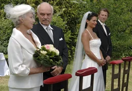 Zwei gl&uuml;ckliche Paare aus zwei Generationen: Heinrich (Charles Brauer, 2.v.li.) und Johanna (Nicole Heesters, li.), Peter (Michael von Au, re.) und Stella (Sandra Speichert) geben sich das "Ja-Wort".
