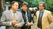Kriminalhauptkommissar Stefan Kehler (Wolfgang Bathke) und sein Partner Kriminalkommissar Peter Wolniak (Uwe Fellensiek, Mi.) verh&ouml;ren Paginsky (Hans-J&uuml;rgen B&auml;umler).