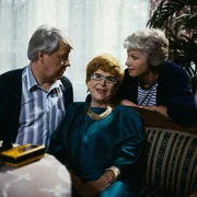 11. Erleichtert atmet Ehepaar Wichert (Maria Sebaldt, Stefan Orlac) auf, als der &uuml;berm&uuml;dete Nachtschw&auml;rmer K&auml;the (Edith Schollwer, Mi.) die Augen &ouml;ffnet.