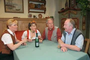 Von links: Franzi Meindl (Mona Freiberg), Vevi (Kathi Leitner), Alois Meindl (Gerhart Lippert) und Nick (Egon Biscan).