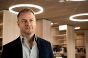 J&uuml;rgen Simmel (Hinnerk Sch&ouml;nemann) am&uuml;siert sich &uuml;ber die Aussage von Frau Brand.