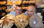 Die B&auml;cker Marco Langsdorf (re.) und Rene Gei&szlig;ler k&auml;mpfen ums gute Brot und laden zum "Backen im Schaufenster" ein.
