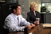 Ein Soldat der Green Berets bringt Det. Lilly Rush (Kathryn Morris, r.) und Det. Scott Valens (Danny Pino, l.) dazu, einen Fall aus dem Jahr 2005 noch einmal aufzurollen.
