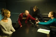 Selma Kirsch (Yve Burbach, r.) und Jo Stoll (Peter Ketnath, 2.v.r) konfrontieren den Boxer Mike Ketsche (Patrick Heinrich, 2.v.l.) mit neuen Indizien. Seine Bew&auml;hrungshelferin Tanja Probst (Lea Fa&szlig;bender, l.) ahnt &Uuml;bles.