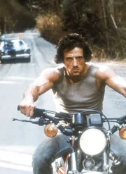 John Rambo (Sylvester Stallone), ein durch Kriegserlebnisse traumatisierter Vietnamveteran, irrt durch die Vereinigten Staaten.