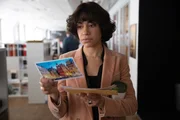 Dessie Lombard (Cush Jumbo) erh&auml;lt eine Postkarte, die einen weiteren Mord ank&uuml;ndigt.