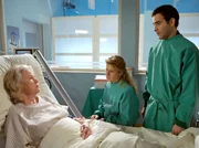 Durch einen Zufall hat Ella Wagner (Renate Gei&szlig;ler, li.) erfahren, dass ihr Hotel verkauft ist. Robert (Beat Marti, re.) und Ute (Jacqueline Svilarov, mi.) beichten ihr alles. Ella ist traurig, wei&szlig; aber, dass es immer einen Neuanfang gibt.