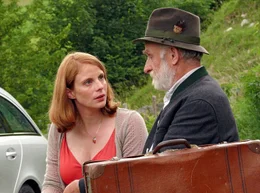 Bettina (Julia J&auml;ger) l&auml;sst nicht zu, dass Karl (Peter Mitterrutzner) den Gutshof f&uuml;r immer verlassen will.
