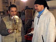 Detlef (re.), Spitzname Nico, ist ein echter Aussteiger. Er lebt in einem alten Wohnwagen, den er mitten in seiner Tr&ouml;delhalle platziert hat. Seine grandiose Gesch&auml;ftsidee: Sperrm&uuml;ll einsammeln, verkaufen, Geld verdienen! Doch er hat sich mit seinem Konzept geh&ouml;rig verzettelt. Er schafft immer mehr M&uuml;ll in seine Halle, verkauft kaum etwas und hat den &Uuml;berblick komplett verloren. Hier muss ein Profi ans Werk - Experte Mauro vom Tr&ouml;deltrupp r&uuml;ckt an.