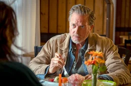 Ebba (Iris Berben) m&ouml;chte Arne (Peter Mygind) sein Geheimnis entlocken.