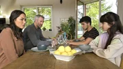 Bedr&uuml;ckte Stimmung am Familientisch (v. li. n. re.): Jule (Mona Pirzad), ihr Mann Aaron (Ben Braun) und die Kinder Noah (Lukas von Horbatschewsky) und Greta (Lilith Balke) haben etwas zu besprechen.