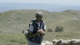 Dem bulgarischen Bergdorf Pirin droht das Aussterben. St&auml;ndig finden Beerdigungen statt. Junge Menschen ziehen fort. Zur&uuml;ck bleiben die Alten. Doch die Einwohner geben nicht auf. Mythos und Aberglaube geben ihnen Hoffnung. Auf poetische Weise zeigt der Film eine uns fremde Welt. Ein Blick in die Welt, ein Film der Deutschen Film- und Fernsehakademie Berlin (DFFB). - Der Sch&auml;fer Iliya Lazarov und seine Schafe.