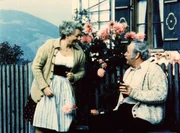 Meister Eder macht mit seinem Kobold Pumuckl auf dem Hof der B&auml;uerin Ferien.