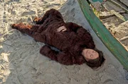 Ebba (Iris Berben) ist am Strand eingeschlafen