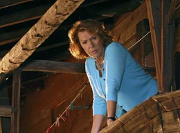 Die dominante Sophie (Gaby Dohm) will ihrer Tochter beim Verkauf des Hofguts helfen.