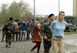 Crystal (Betty Gilpin, r.)    +++ Die Verwendung des sendungsbezogenen Materials ist nur mit dem Hinweis und Verlinkung auf RTL+ gestattet. +++; Crystal (Betty Gilpin, r.)    +++ Die Verwendung des sendungsbezogenen Materials ist nur mit dem Hinweis und Verlinkung auf RTL+ gestattet. +++