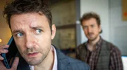 Julian Raabe (Jonas Minthe, li.) erh&auml;lt einen mysteri&ouml;sen Anruf. Hinten: sein Bruder Eduard Raabe (Jan Krauter)