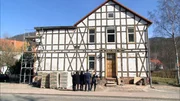 Familie Michaelis aus Thüringen hingegen kann es kaum erwarten in das neue zu Hause einzuziehen. Bei einer Zwangsversteigerung hat die 5-köpfige Familie ein Schnäppchenhaus für 20.000 Euro ergattert. Familie Michaelis aus Thüringen hingegen kann es kaum erwarten in das neue zu Hause einzuziehen. Bei einer Zwangsversteigerung hat die 5-köpfige Familie ein Schnäppchenhaus für 20.000 Euro ergattert.