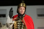 Jan Schulte (Johann von Bülow, r.) mimt auf den Martinszug den Sankt Martin. Jan Schulte (Johann von Bülow, r.) mimt auf den Martinszug den Sankt Martin.