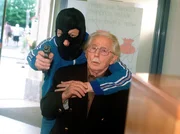 MDR Fernsehen IN ALLER FREUNDSCHAFT FOLGE 86, "Mut zur Wahrheit", am Donnerstag (07.06.12) um 12:30 Uhr. Eigentlich wollte Opa Friedrich (Fred Delmare) nur kurz zur Bank. Pl&ouml;tzlich wird er von einem Bankr&auml;uber (Johannes Hitzblech) als Geisel genommen.