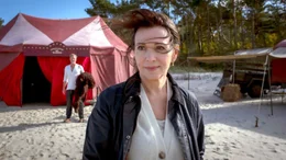 Ebba (Iris Berben) &uuml;berlegt, Arne (Peter Mygind) und0 seinen kleinen Wanderzirkus zu begleiten.