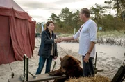 Arne (Peter Mygind) l&auml;dt Ebba (Iris Berben) in seinen kleinen Wanderzirkus ein.