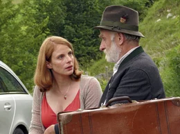 Bettina (Julia J&auml;ger) l&auml;sst nicht zu, dass Karl (Peter Mitterrutzner) den Gutshof f&uuml;r immer verlassen will.
