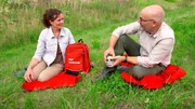 Am Ufer der renaturierten Emscher macht Anne Willmes (links) ein Picknick mit Gunnar Jakobs von der Emschergenossenschaft.