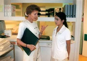 Oberschwester Ingrid (Jutta Kammann) ermahnt Lernschwester Arzu (Arzu Bazman).