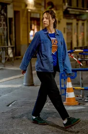 Alice (Kaley Cuoco) ist nun nicht mehr nur J&auml;gerin, sondern auch Gejagte!