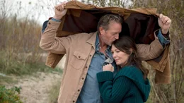 Zwischen Arne (Peter Mygind) und Ebba (Iris Berben) entsteht etwas.
