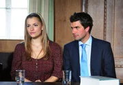 Theresa (Ines Lutz, l.) und Konstantin (Moritz Tittel, r.) warten gespannt auf Tante Pilars Aussage. Theresa (Ines Lutz, l.) und Konstantin (Moritz Tittel, r.) warten gespannt auf Tante Pilars Aussage.
