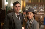 Agatha Christie (Helen Baxendale, r.) und Travis Pickford (Blake Harrison, l.).