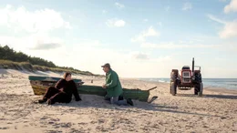 Karol (Dymitr Hol&oacute;wko) findet am Strand die schlafende Ebba (Iris Berben)