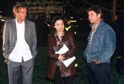 Falk (Dirk Martens, l.), Jupp (Uwe Fellensiek, r.) und die Gerichtsmedizinerin (Tatjana Clasing, M.) stehen in dem Wald, in dem die erste Leiche gefunden wurde.